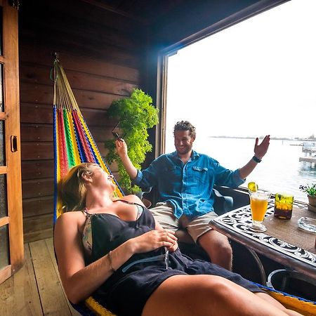 Utila Lodge Экстерьер фото