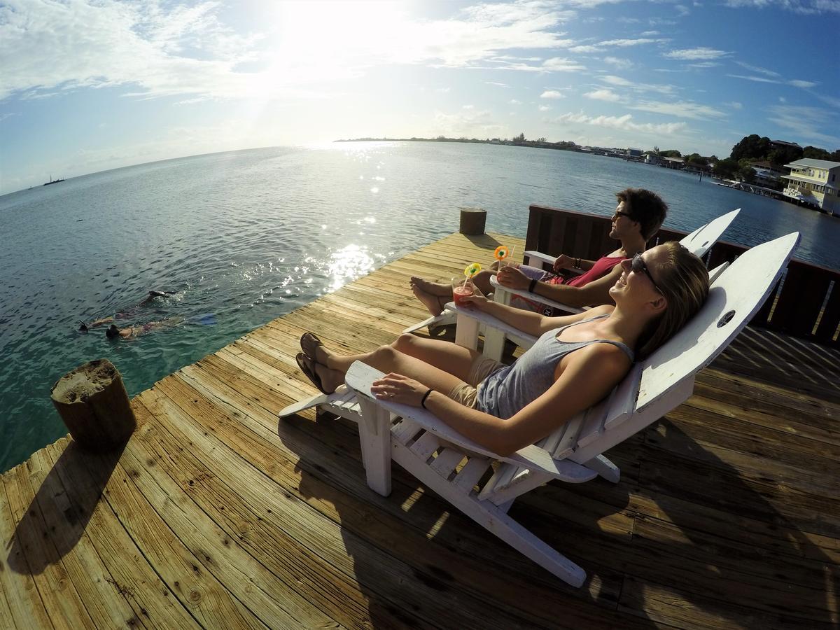 Utila Lodge Экстерьер фото