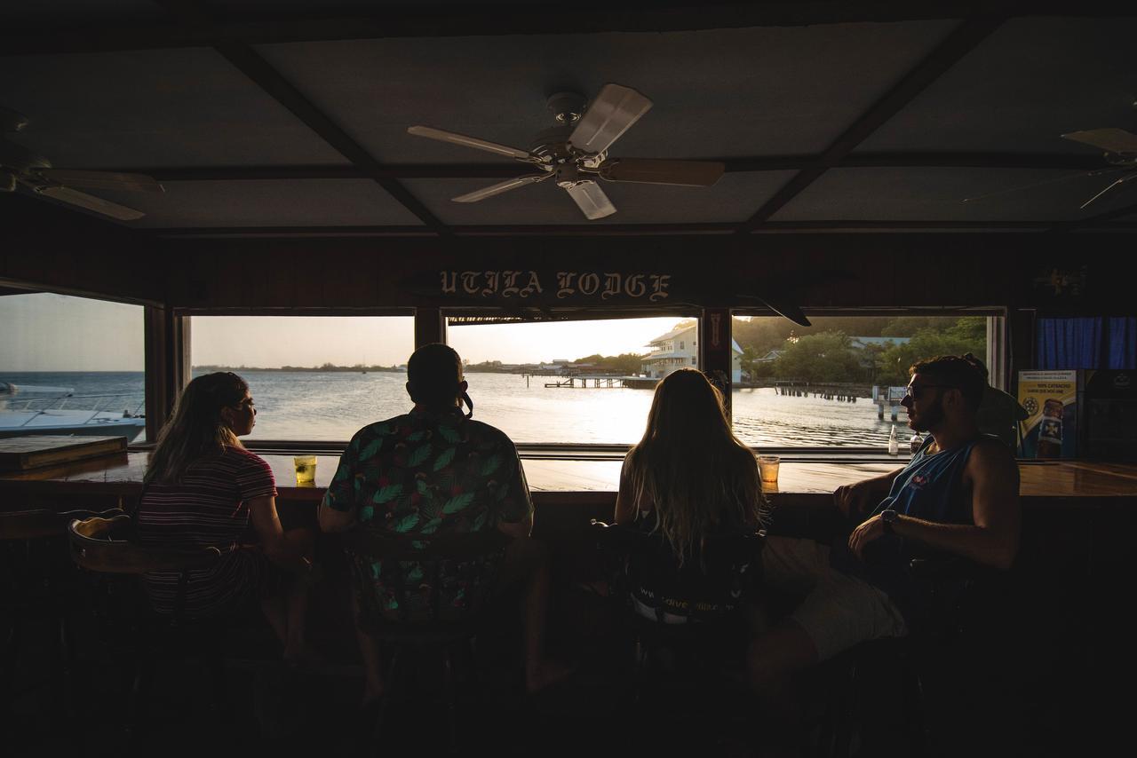 Utila Lodge Экстерьер фото